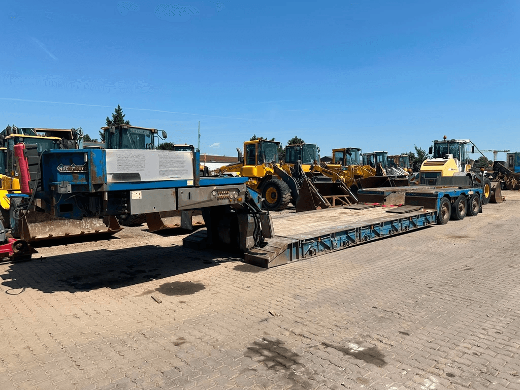 Abnehmbarer Schwanenhals / 64,9 t / 3 Achser / Tiefbett